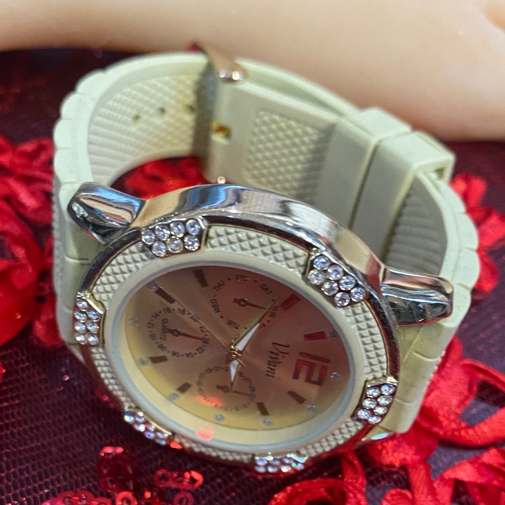 Vintage Sage Green Wrist Watch - Picture 6 of 6